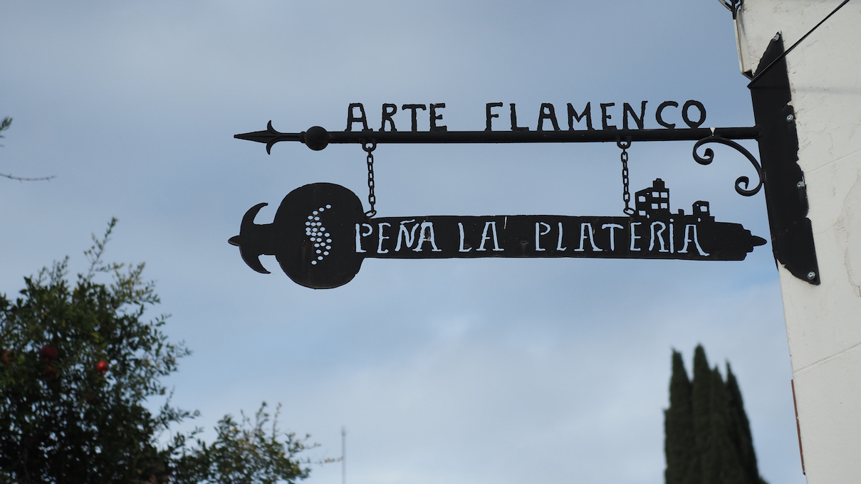 Foto vom Tuerschild der Pena la Plateria in Granada _ Foto von Karin Helml