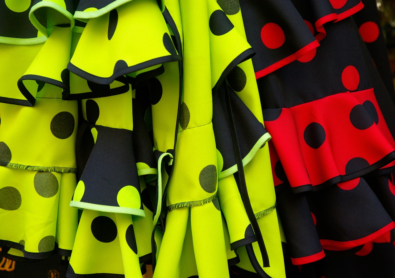 Foto Nahaufnahme bunte Flamencoroecke gelb rot