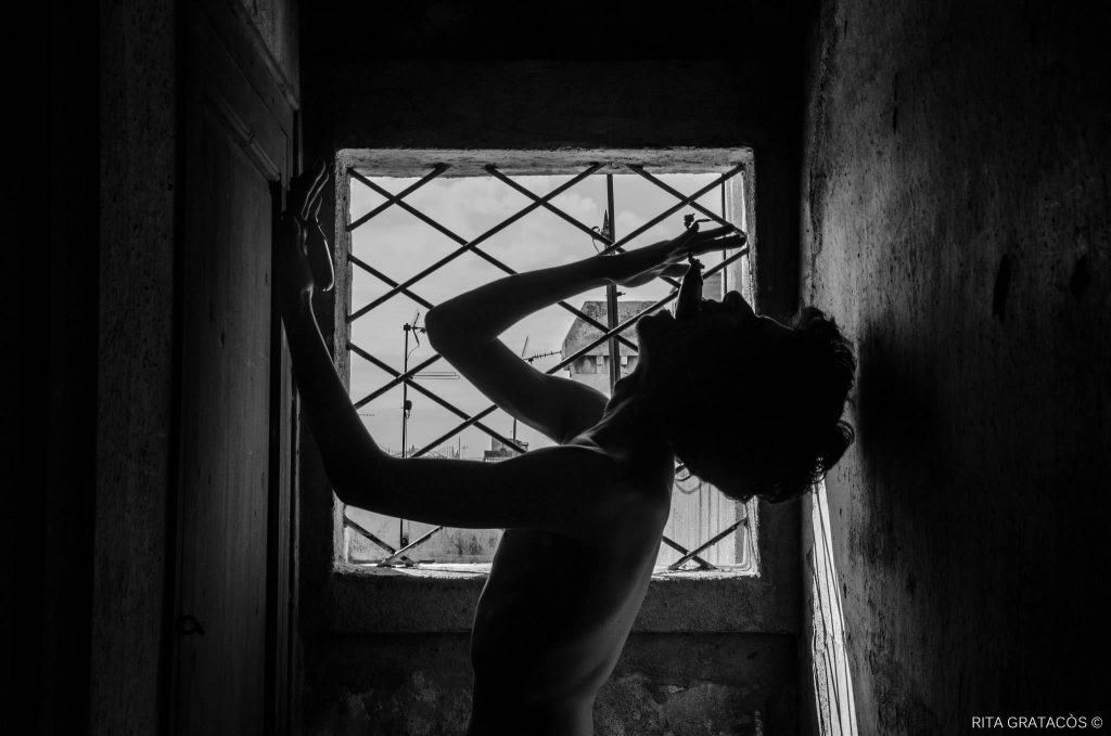 Flamencotaenzer Pol Jimenez mit Kastagnetten_Foto von Rita Gratacos