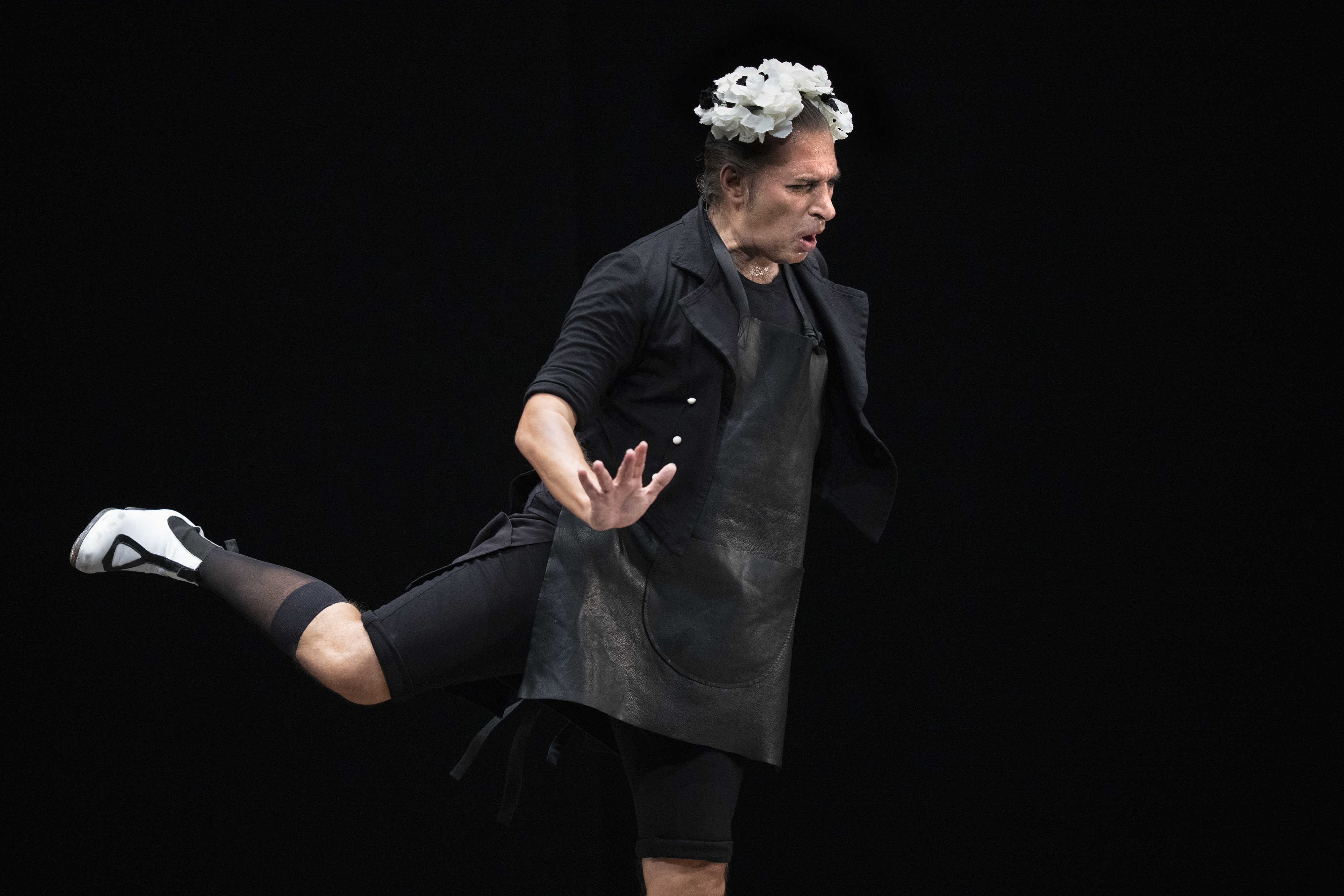 Israel Galván presenta Bolero de Blanco y negro en el teatro de La Maestranza, Sevilla, a 26 de septiembre de 2026. Fotografia: Archivo fotográfico Bienal de Flamenco @Laura León