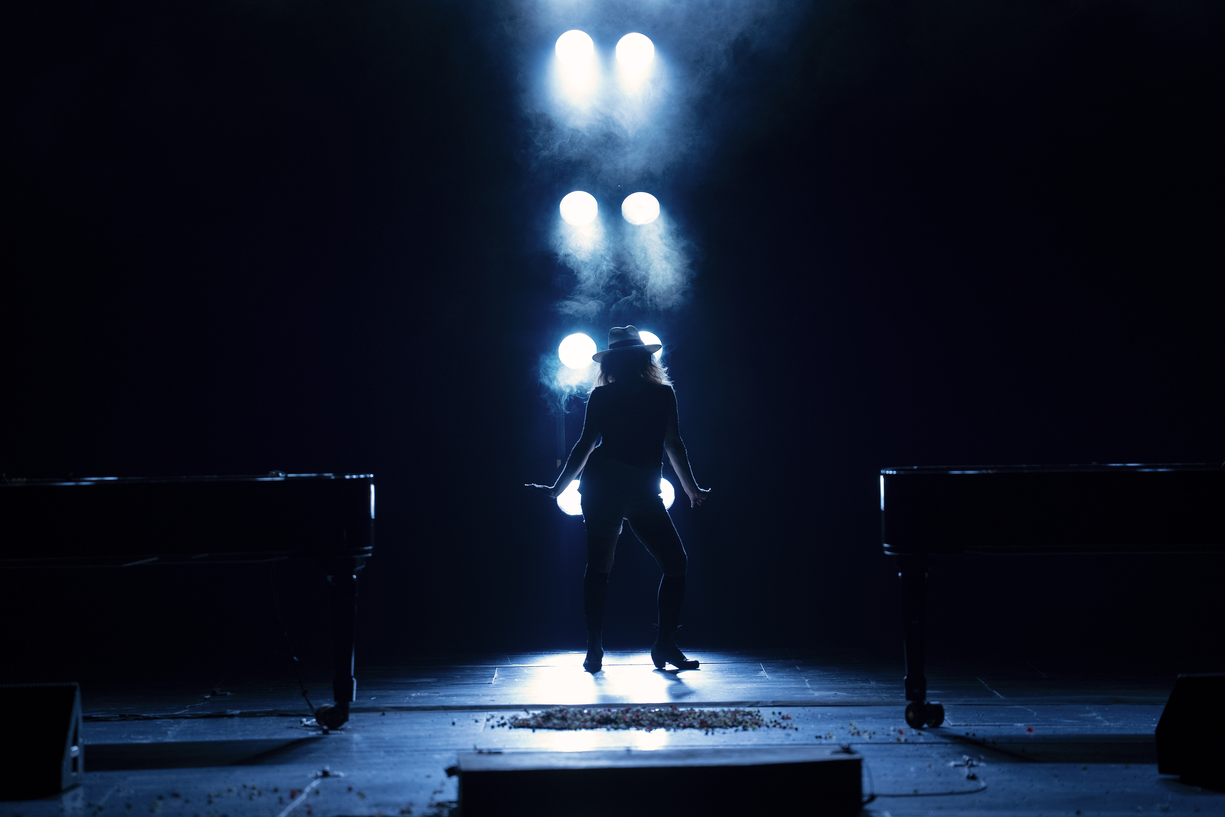 Israel Galván presenta Bolero de Blanco y negro en el teatro de La Maestranza, Sevilla, a 26 de septiembre de 2026. Fotografia: Archivo fotográfico Bienal de Flamenco @Laura León